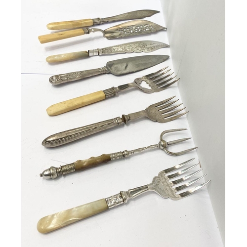 167 - A COLLECTION OF SILVER PLATED SERVING UTENCILS, to include (i) a silver plated fish knife and fork, ... 