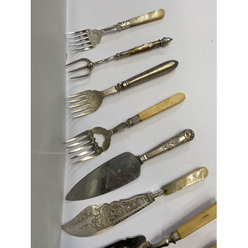 167 - A COLLECTION OF SILVER PLATED SERVING UTENCILS, to include (i) a silver plated fish knife and fork, ... 