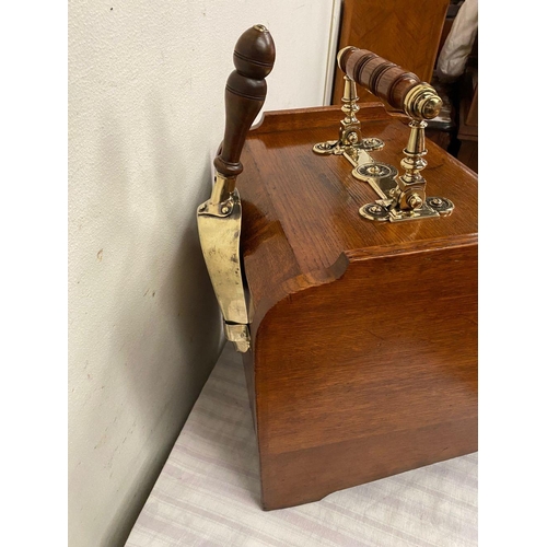 27 - AN UNIQUE OAK TWO DOOR COAL SCUTTLE, with slope front, decorative turned brass handle to top, brush ... 