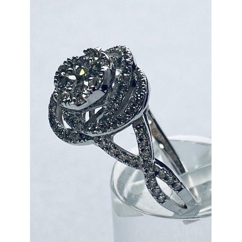 30 - AN EXQUISITE 18CT WHITE GOLD DIAMOND SWIRL RING, with cross over diamond shoulders, diamond weight: ... 