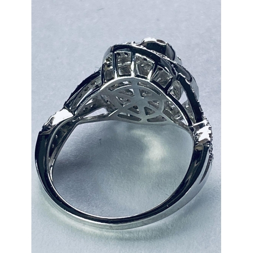 30 - AN EXQUISITE 18CT WHITE GOLD DIAMOND SWIRL RING, with cross over diamond shoulders, diamond weight: ... 