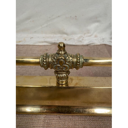 37 - A BRASS ADJUSTABLE FIRE FENDER, with decorative engraved finials, dimensions: 164cm opened; 153cm to... 