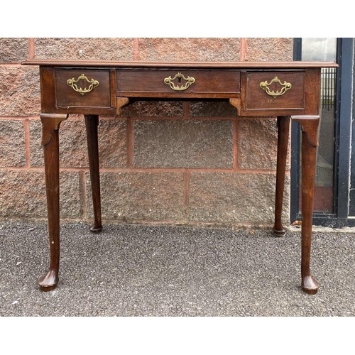 55 - A FINE QUEEN ANNE STYLE WRITING DESK, with moulded top, three drawers, brass handles, standing on ca... 