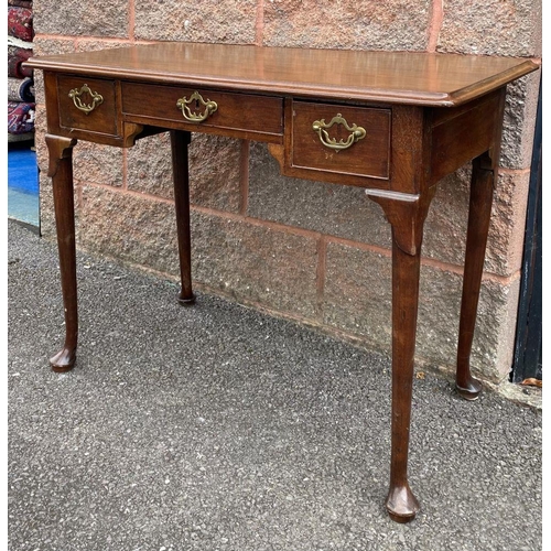 55 - A FINE QUEEN ANNE STYLE WRITING DESK, with moulded top, three drawers, brass handles, standing on ca... 