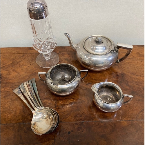 104 - A SILVER PLATED LOT TO INCLUDE (i) a cut glass silver plated topped salt cellar, with star cut base,... 