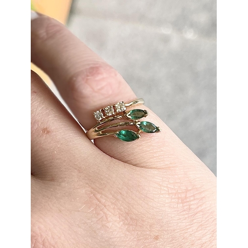 10 - A 14CT GOLD MARQUISE CUT EMERALD & DIAMOND RING, a really lovely elegant ring that feathers three st... 