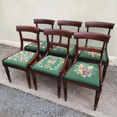 124 - A SET OF SIX MAHOGANY EARLY VICTORIAN DINING CHAIRS, each with curved back rest, which sits upon cur... 