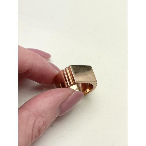 125 - A SOLID 14CT ROSE GOLD HEAVY SIGNET RING, with a nice simple design; a stepped edge from the flat to... 