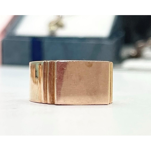 125 - A SOLID 14CT ROSE GOLD HEAVY SIGNET RING, with a nice simple design; a stepped edge from the flat to... 