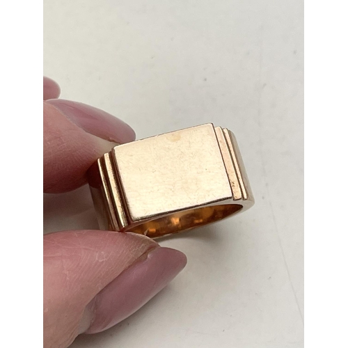 125 - A SOLID 14CT ROSE GOLD HEAVY SIGNET RING, with a nice simple design; a stepped edge from the flat to... 