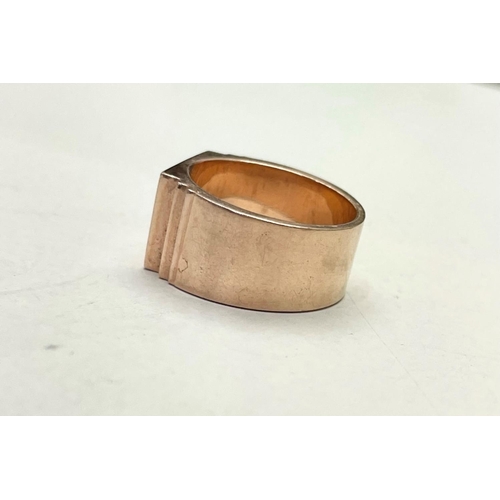 125 - A SOLID 14CT ROSE GOLD HEAVY SIGNET RING, with a nice simple design; a stepped edge from the flat to... 