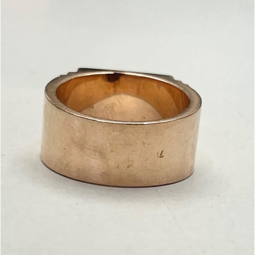 125 - A SOLID 14CT ROSE GOLD HEAVY SIGNET RING, with a nice simple design; a stepped edge from the flat to... 