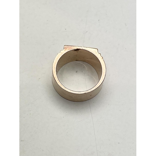 125 - A SOLID 14CT ROSE GOLD HEAVY SIGNET RING, with a nice simple design; a stepped edge from the flat to... 