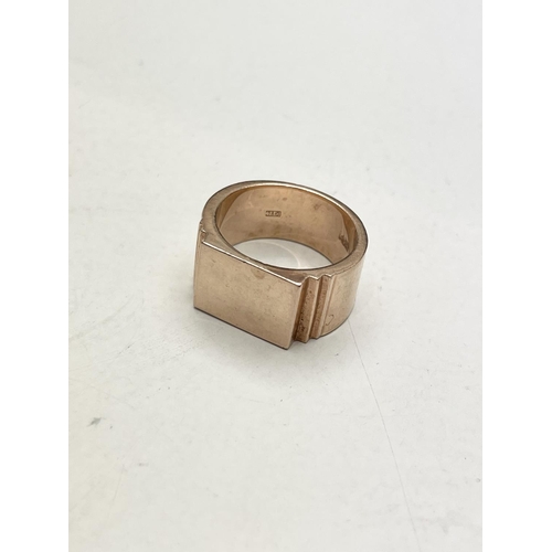 125 - A SOLID 14CT ROSE GOLD HEAVY SIGNET RING, with a nice simple design; a stepped edge from the flat to... 