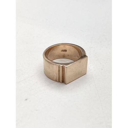 125 - A SOLID 14CT ROSE GOLD HEAVY SIGNET RING, with a nice simple design; a stepped edge from the flat to... 