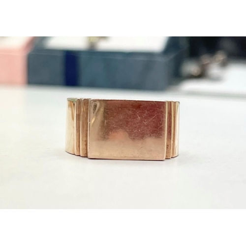 125 - A SOLID 14CT ROSE GOLD HEAVY SIGNET RING, with a nice simple design; a stepped edge from the flat to... 