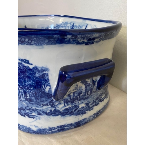 140 - A BLUE & WHITE ‘FOOT-BATH’ POT / JARDINERE POT, decorated to the interior & exterior with scenes sho... 