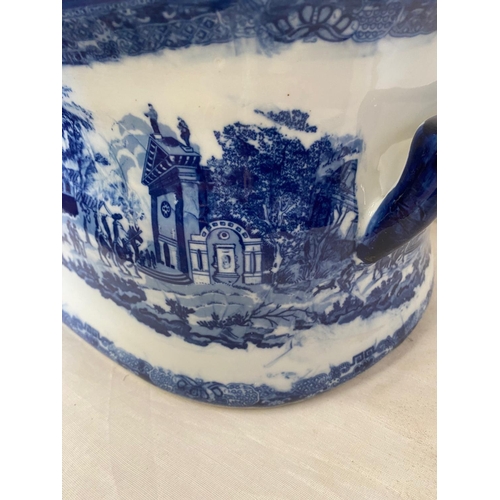 140 - A BLUE & WHITE ‘FOOT-BATH’ POT / JARDINERE POT, decorated to the interior & exterior with scenes sho... 