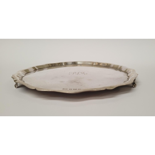 158 - A GOOD MID 20TH CENTURY SHEFFIELD SOLD SILVER SALVER DISH, with scalloped edge, raised on three scro... 