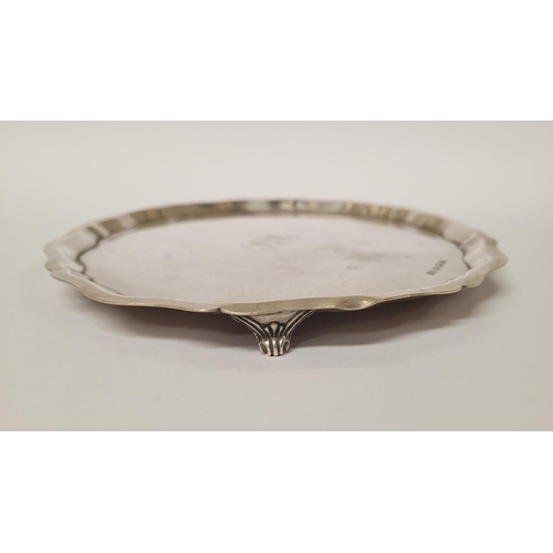 158 - A GOOD MID 20TH CENTURY SHEFFIELD SOLD SILVER SALVER DISH, with scalloped edge, raised on three scro... 