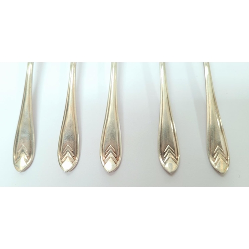 164 - A SET OF 5 SILVER TEA / EGG SPOONS, Sheffield, date letter of ‘M’ for 1954, maker’s mark E.V for Vin... 