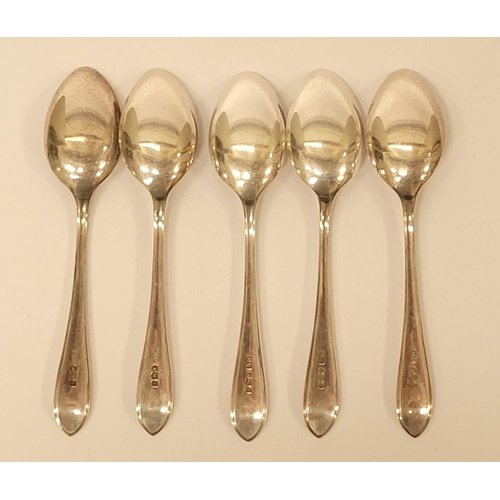 164 - A SET OF 5 SILVER TEA / EGG SPOONS, Sheffield, date letter of ‘M’ for 1954, maker’s mark E.V for Vin... 