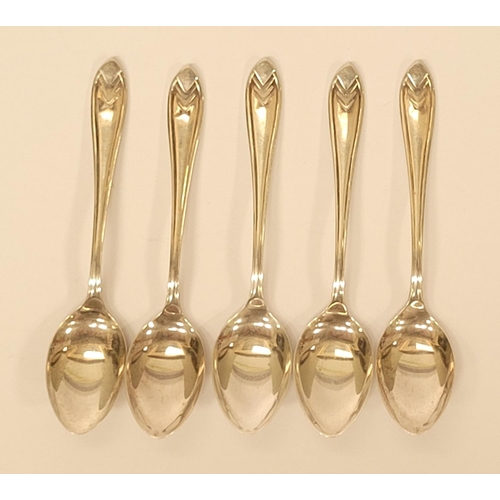 164 - A SET OF 5 SILVER TEA / EGG SPOONS, Sheffield, date letter of ‘M’ for 1954, maker’s mark E.V for Vin... 