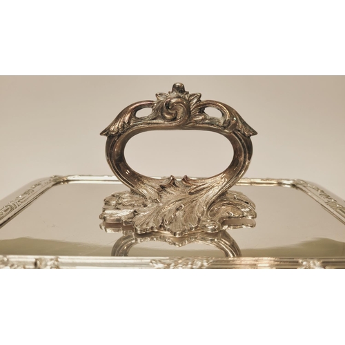 165 - A VERY GOOD QUALITY PLATED SILVER SERVING DISH WITH LID, good heavy dish, with matching lid that has... 