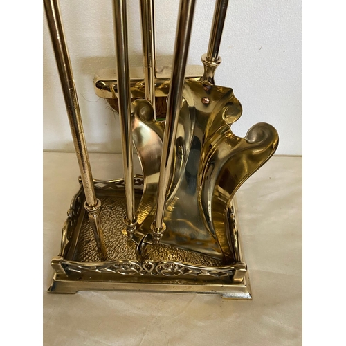 171 - A VERY GOOD QUALITY BRASS FIRE COMPANION SET; includes a shovel, tongs, poker and brush that sit upo... 