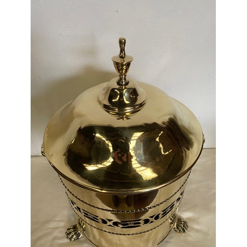 175 - A VERY GOOD QUALITY POLISHED VICTORIAN BRASS COAL BUCKET, with a finial topped lid. The rounded buck... 