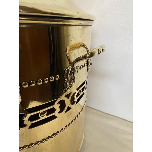 175 - A VERY GOOD QUALITY POLISHED VICTORIAN BRASS COAL BUCKET, with a finial topped lid. The rounded buck... 