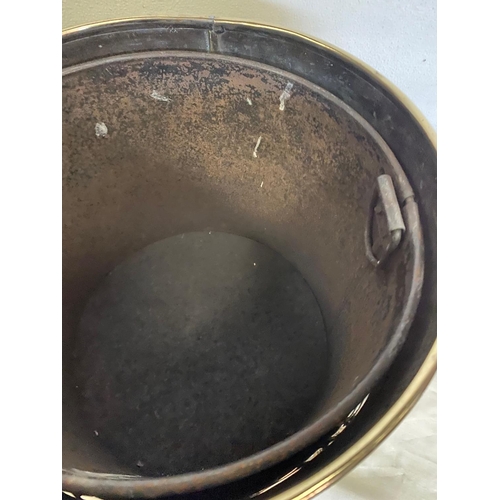 175 - A VERY GOOD QUALITY POLISHED VICTORIAN BRASS COAL BUCKET, with a finial topped lid. The rounded buck... 