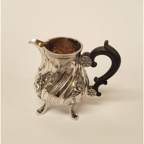 19 - A BEAUTIFUL LATE 19TH / EARLY 20TH CENTURY FRENCH SILVER JUG, by the marker Edouard Ernie, who was l... 