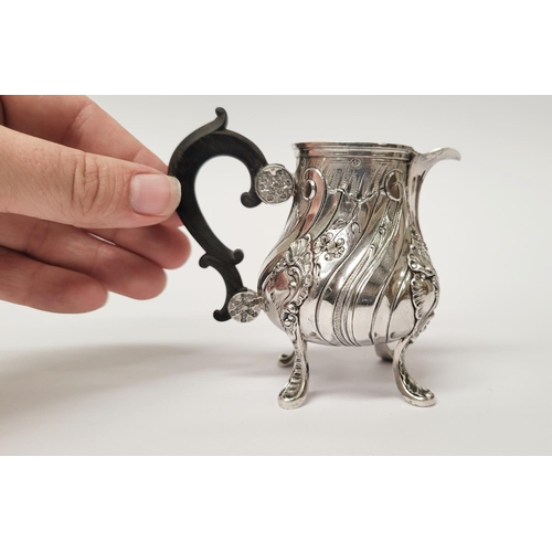 19 - A BEAUTIFUL LATE 19TH / EARLY 20TH CENTURY FRENCH SILVER JUG, by the marker Edouard Ernie, who was l... 