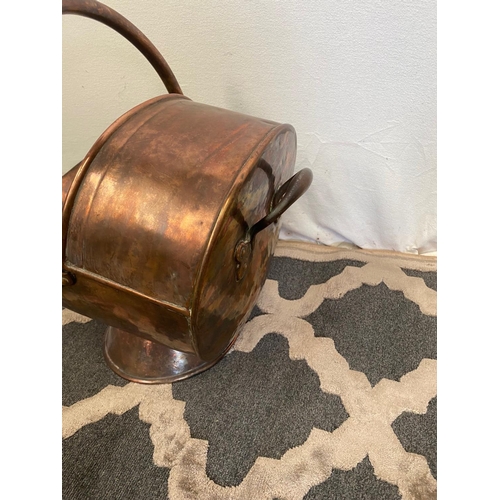 196 - A VINTAGE HELMET SHAPED COPPER COAL SCUTTLE / BUCKET, with swing handle to the centre and a small ha... 