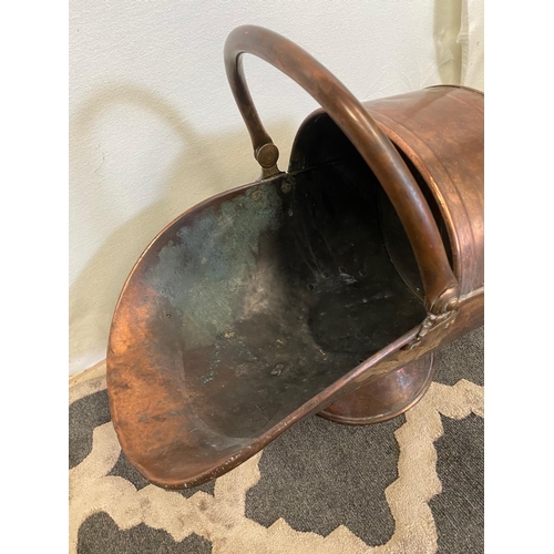 196 - A VINTAGE HELMET SHAPED COPPER COAL SCUTTLE / BUCKET, with swing handle to the centre and a small ha... 