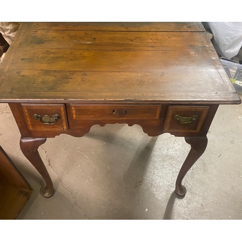 239 - AN 18TH CENTURY MAHOGANY CROSS-BANDED THREE DRAWER DESK / SIDE TABLE, the panelled top sits over thr... 