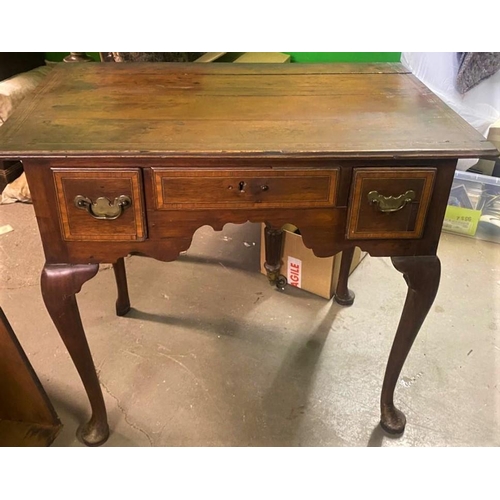 239 - AN 18TH CENTURY MAHOGANY CROSS-BANDED THREE DRAWER DESK / SIDE TABLE, the panelled top sits over thr... 