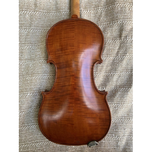 62 - A VERY GOOD TIGER MAHOGANY VIOLIN & WOODEN CASE, in need of strings & a little restoring; a fine exa... 