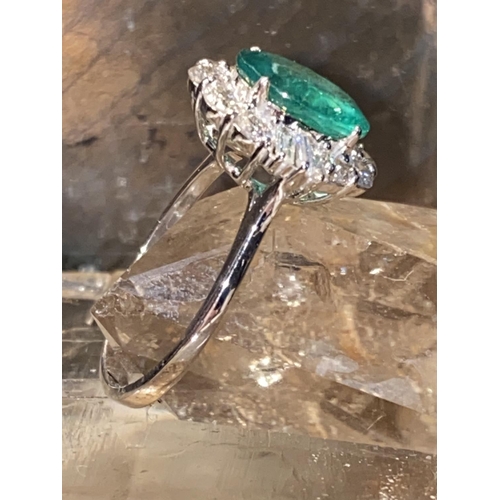 66 - A FANTASTIC ART DECO STYLE 18CT WHITE GOLD COLOMBIAN EMERALD & DIAMOND CLUSTER RING, the centrally p... 