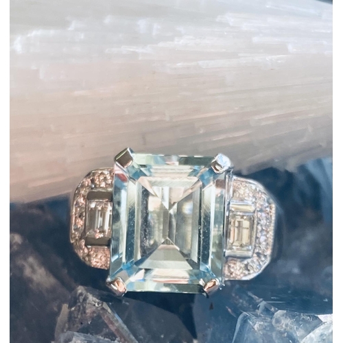 67 - A BEAUTIFUL SPARKLING 18CT WHITE GOLD AQUAMARINE & DIAMOND CLUSTER RING, with a superb claw set emer... 