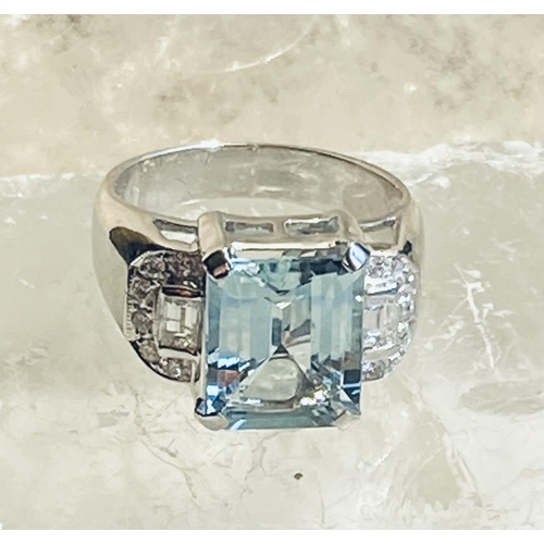 67 - A BEAUTIFUL SPARKLING 18CT WHITE GOLD AQUAMARINE & DIAMOND CLUSTER RING, with a superb claw set emer... 