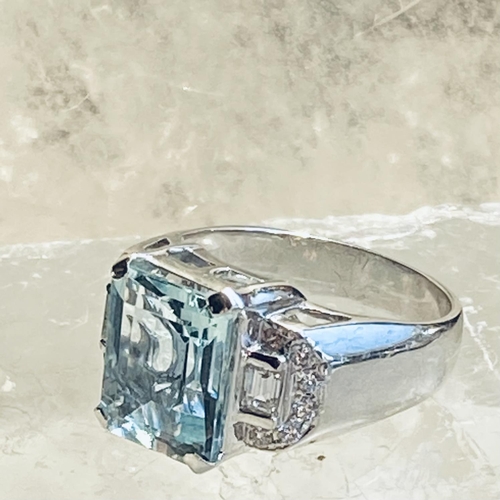 67 - A BEAUTIFUL SPARKLING 18CT WHITE GOLD AQUAMARINE & DIAMOND CLUSTER RING, with a superb claw set emer... 