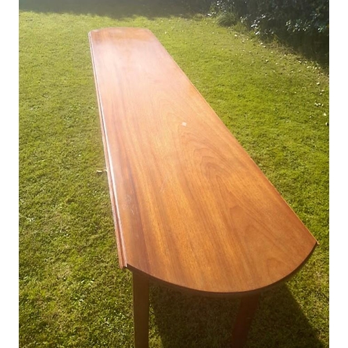 71 - A VERY GOOD MID CENTURY MAHOGANY DROP LEAF HUNTS TABLE, good solid heavy table, in good working cond... 