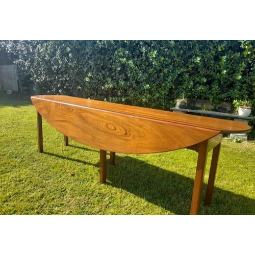 71 - A VERY GOOD MID CENTURY MAHOGANY DROP LEAF HUNTS TABLE, good solid heavy table, in good working cond... 