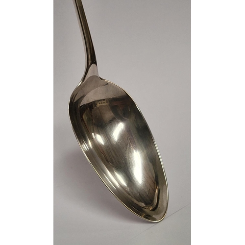 95 - A SOLID SILVER EARLY 20TH CENTURY SERVING SPOON, London hallmarks, date letter of ‘q’ for 1911. Make... 