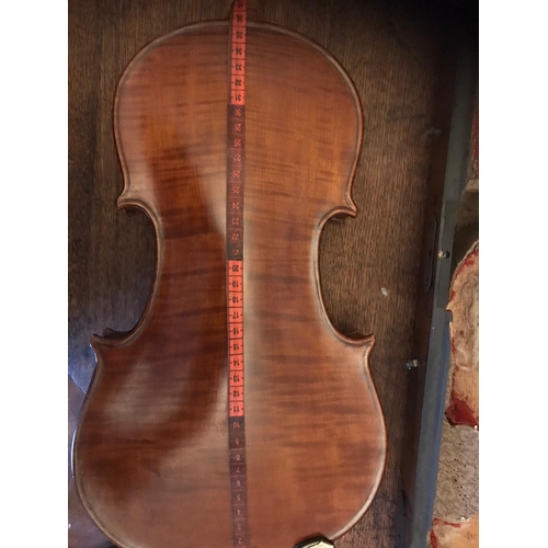 62 - A VERY GOOD TIGER MAHOGANY VIOLIN & WOODEN CASE, in need of strings & a little restoring; a fine exa... 