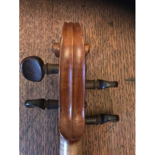 62 - A VERY GOOD TIGER MAHOGANY VIOLIN & WOODEN CASE, in need of strings & a little restoring; a fine exa... 