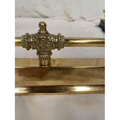 108 - A GOOD BRASS ADJUSTABLE FENDER, with decorative finials. Dimensions: 153cm wide interior x 164cm wid... 