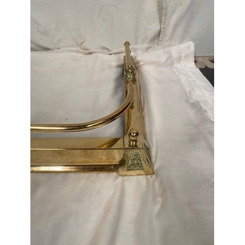 108 - A GOOD BRASS ADJUSTABLE FENDER, with decorative finials. Dimensions: 153cm wide interior x 164cm wid... 